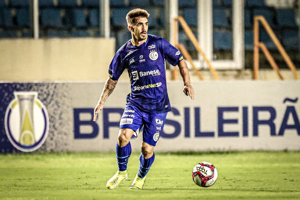 Neto Berola e Jonathan Bocao sao desfalques para jogo contra o Brusque