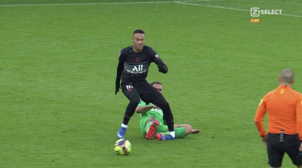 Neymar sofre contusao e sai aos prantos de partida do PSG veja video