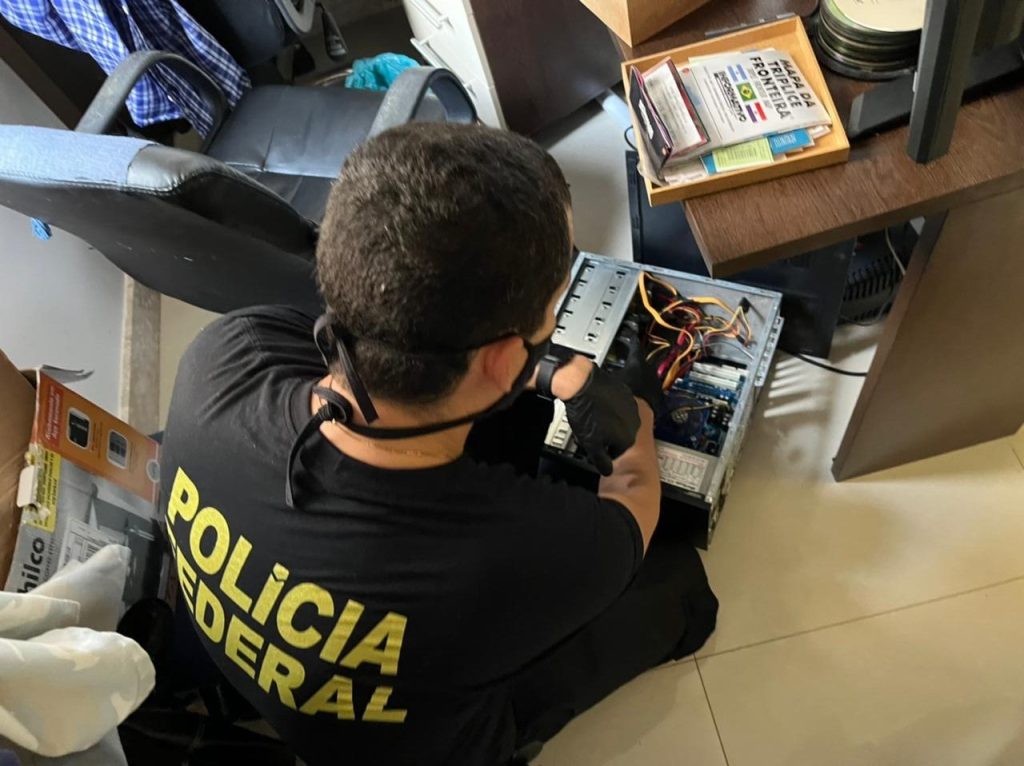 Policia Federal prende suspeito de armazenar conteudos de pornografia infantil em Aracaju