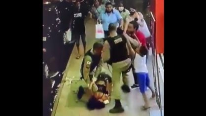 Policiais derrubam e imobilizam mulher com bebe no colo em MG veja video