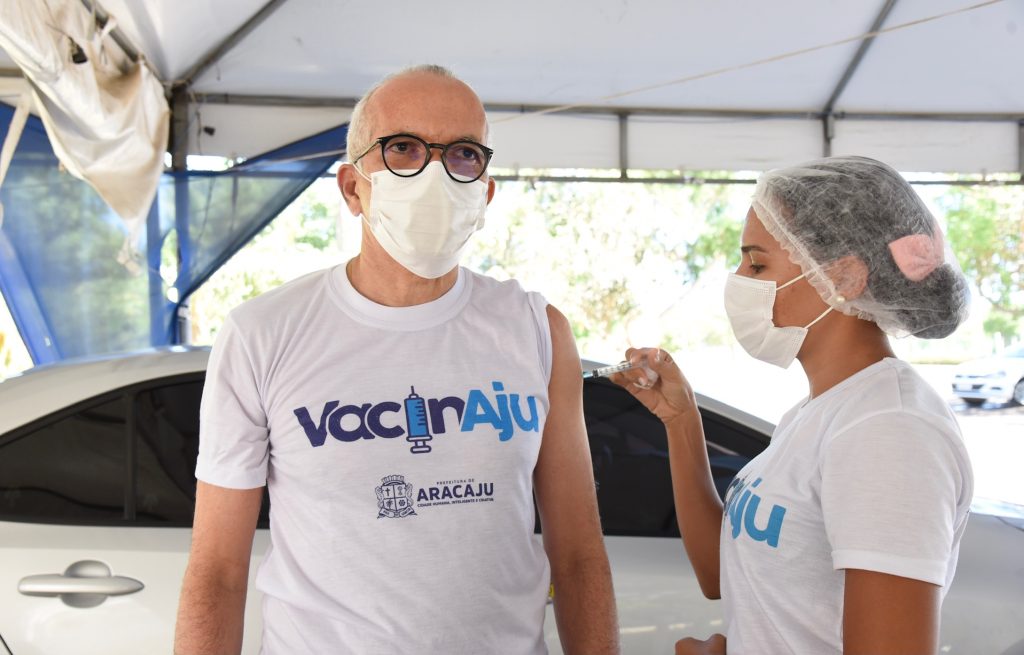 Prefeito Edvaldo Nogueira recebe dose de reforco da vacina contra a covid 19