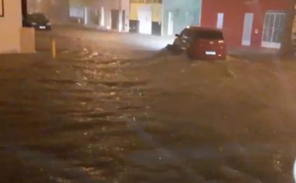 Quase 40 familias sao retiradas de casas em areas de risco apos fortes chuvas em Caninde de Sao Francisco