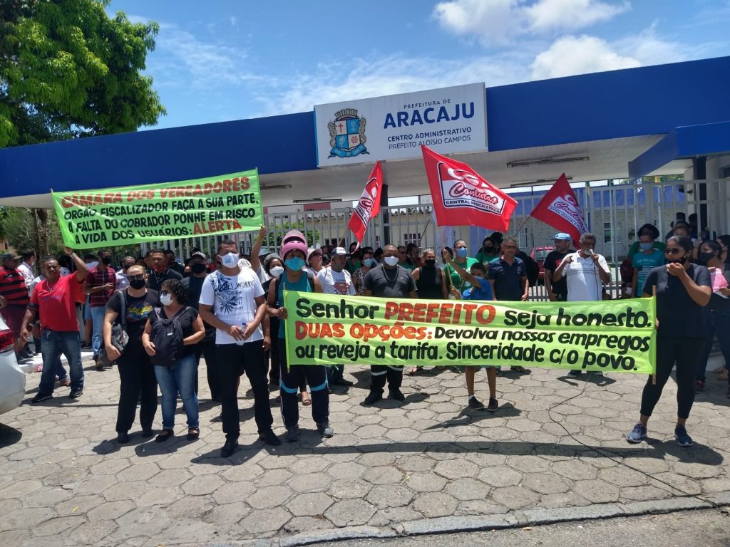 Rodoviarios realizam ato pela readmissao de mais de funcionarios de empresas de transporte coletivo da Grande Aracaju