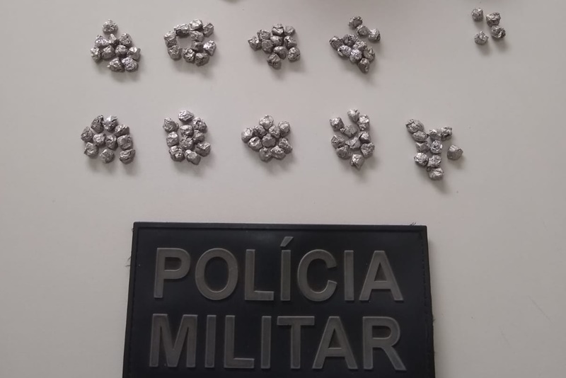 Suspeito de trafico e preso e 94 pedras de crack sao apreendidas no bairro 17 de Marco