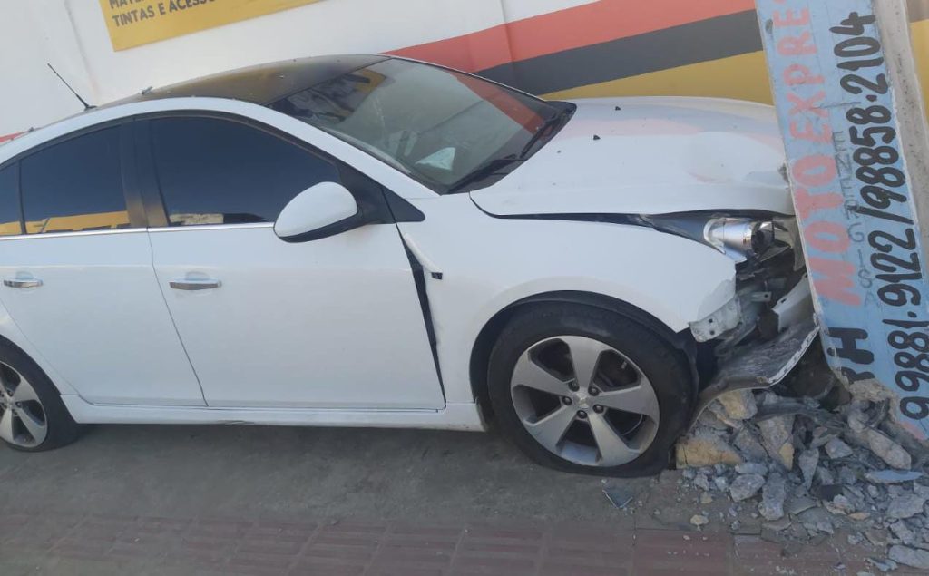 Veiculo com restricao de roubo e furto provoca acidente na Av. Euclides Figueiredo