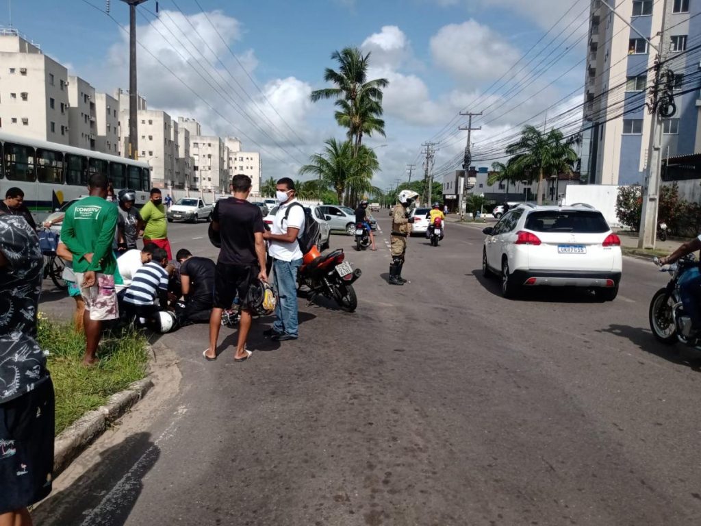 Acidente entre dois carros e uma moto deixa motociclista ferido em Aracaju