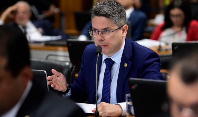 Alessandro Vieira critica justificativa de Bolsonaro a veto sobre distribuicao gratuita de absorventes