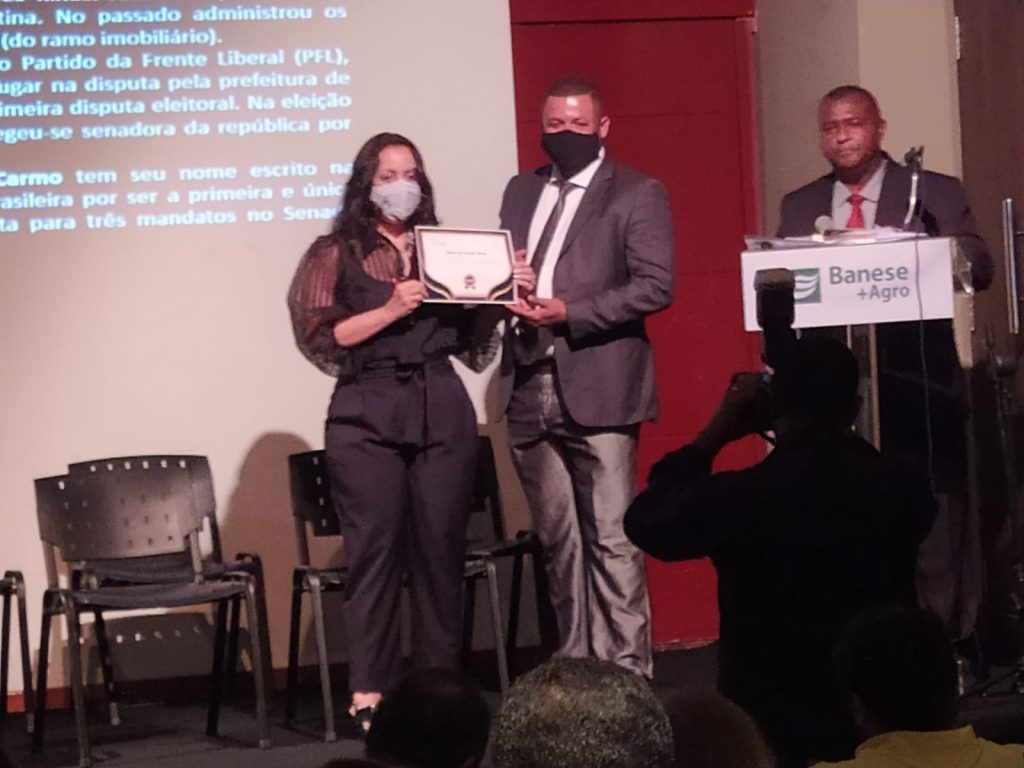Ana Alves representa Joao Alves e Maria do Carmos em homenagem do Secovi