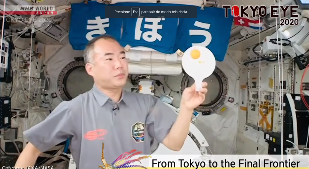 Bilionario japones retorna a Terra apos visita a Estacao Espacial