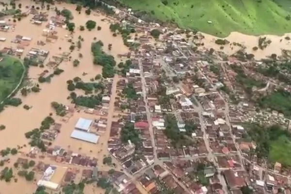 Bolsonaro e ministro Rogerio Marinho sobrevoam areas afetadas por fortes chuvas na Bahia 1