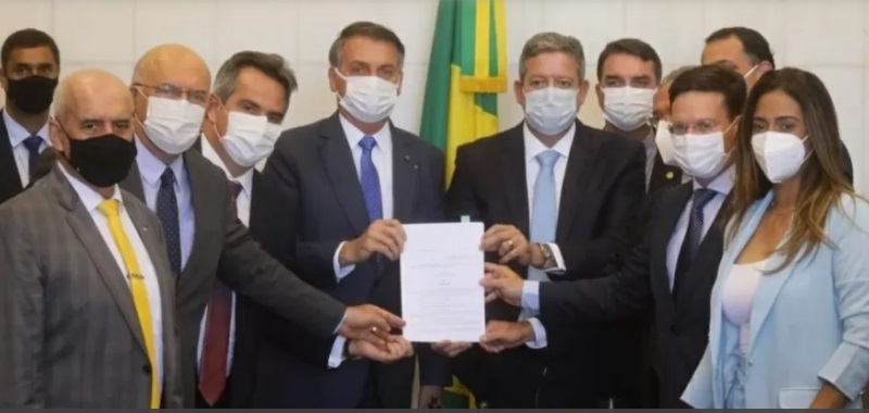Bolsonaro sanciona lei do Auxilio Brasil que substitui o Bolsa Familia
