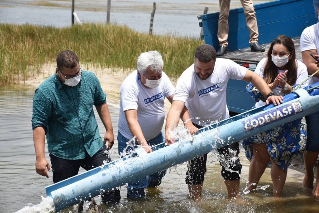Codevasf realiza peixamento na Lagoa dos Tambaquis para combater caramujo da esquistossomose