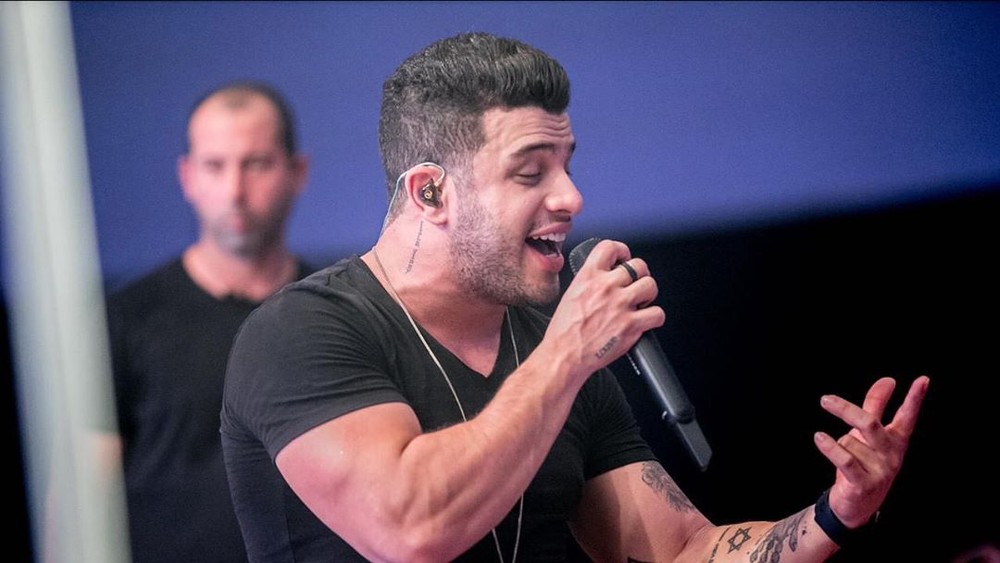 Companheiros de cela de Avine Vinny cantam musicas do artista na prisao