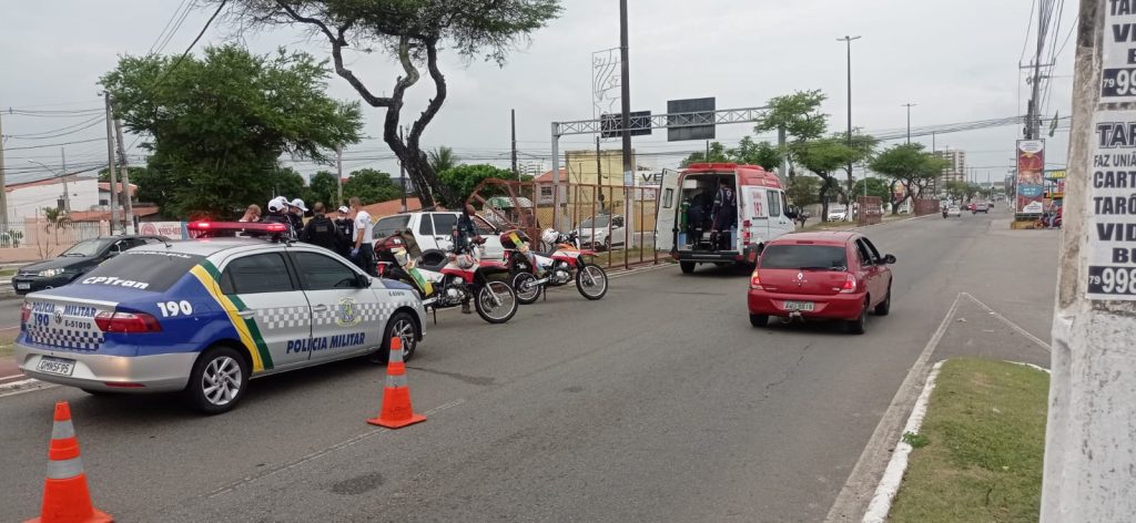 Condutor embriagado e sem habilitacao provoca acidente na Av. Tancredo Neves