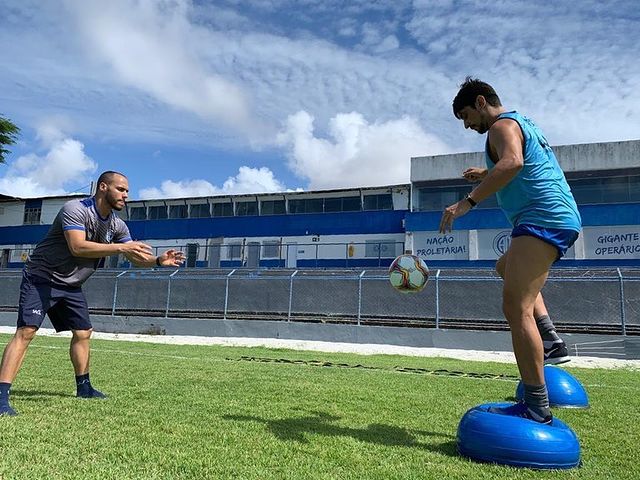 Confianca anuncia renovacao contratual do zagueiro Vinicius Simon