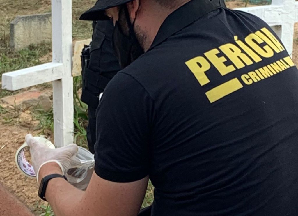 Corpo de jovem e exumado apos suspeita de envenenamento em Umbauba