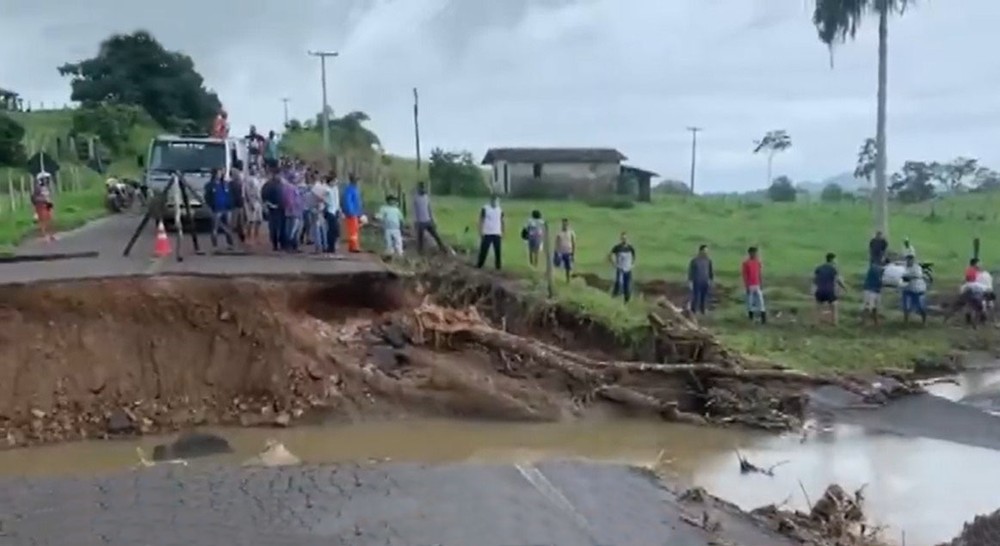 Cratera na BA 561 impede transporte de doacoes e moradores se reunem para levar material