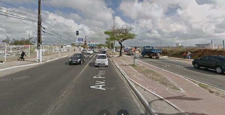 Dois carros de passeio se envolvem em acidente em frente ao Huse