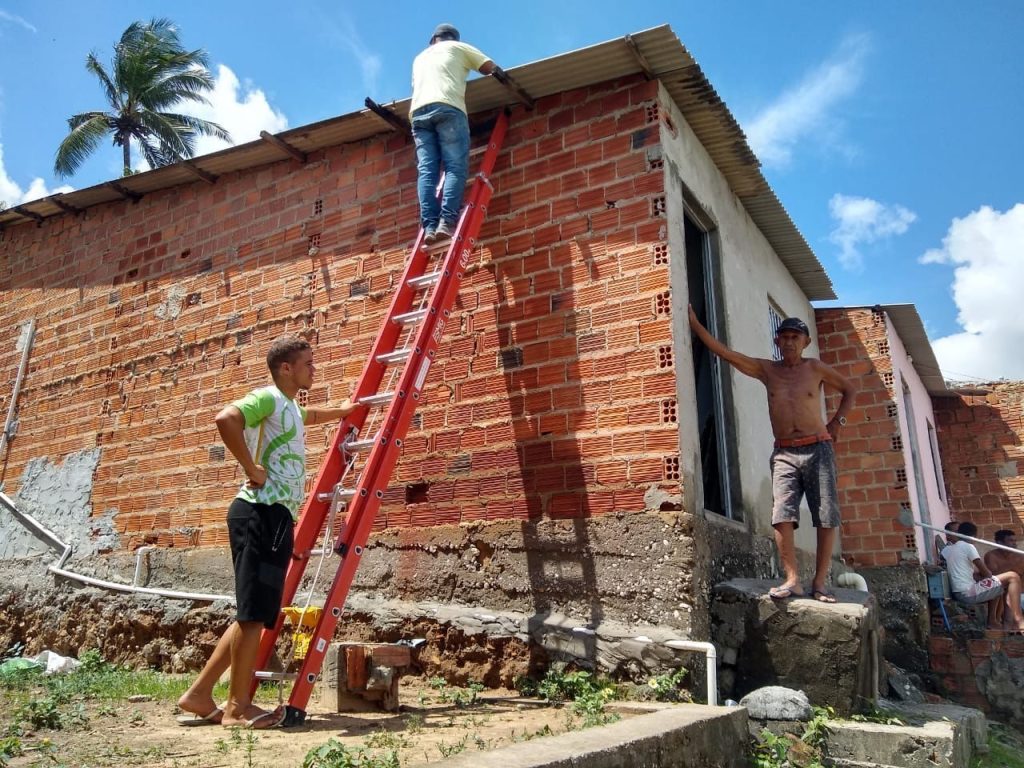 Doze residencias sao reconstruidas apos serem atingidas pelas chuvas em Santana do Sao Francisco