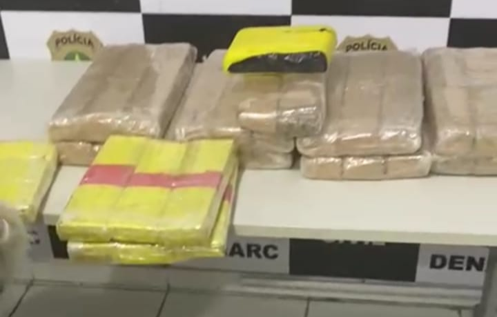 Duas mulheres sao presas com cerca de 30 kg de drogas em onibus interestadual vindo da Bahia
