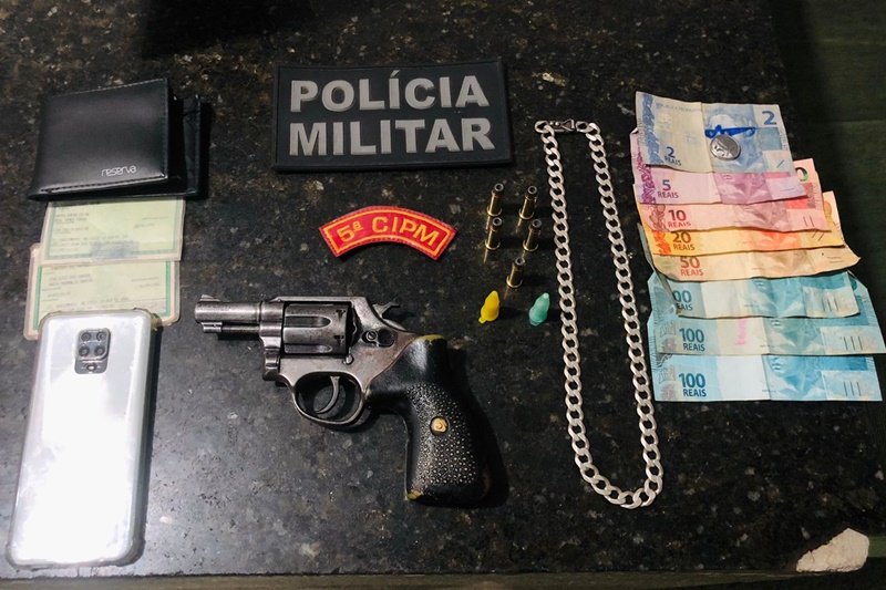 Dupla suspeita de porte ilegal de arma e presa em flagrante em Ilha das Flores