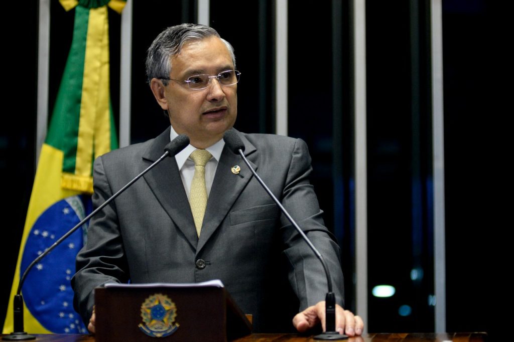 Eduardo Amorim critica cortes de R 290 milhoes em recursos do SUS