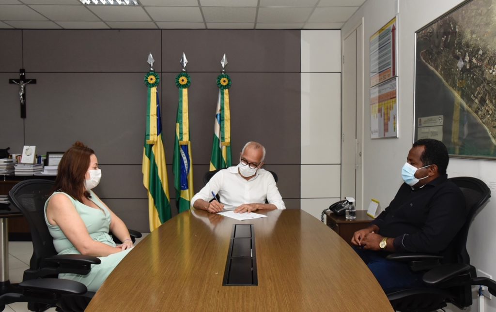 Edvaldo assina decreto que obriga vacinacao contra covid 19 em servidores