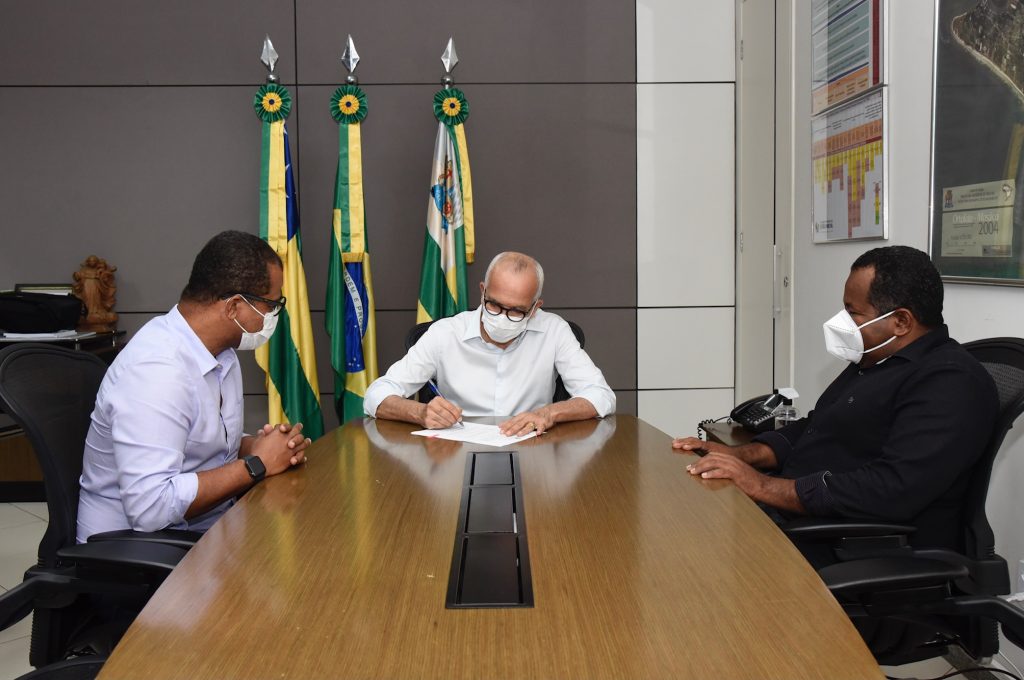 Edvaldo sanciona lei que denomina nova avenida do 17 de Marco de Deputado Reinaldo Moura
