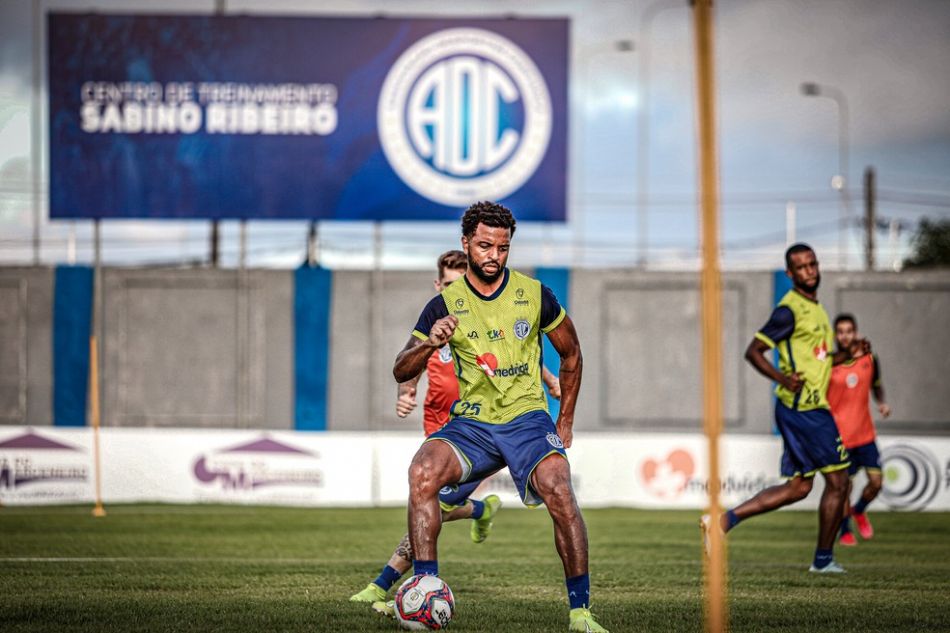 Everton Santos e Nirley renovam com Confianca