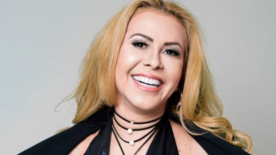 Joelma erra coreografia e cai no palco durante 1o show depois da pandemia veja