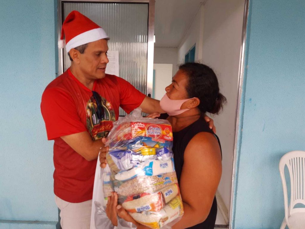 Laranjeiras distribui cestas frangos e presentes para a populacao durante Natal Encantado
