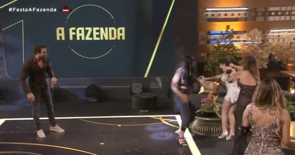 Liziane joga bebida em Erasmo empurra Lary e e expulsa da festa de ‘A Fazenda 13