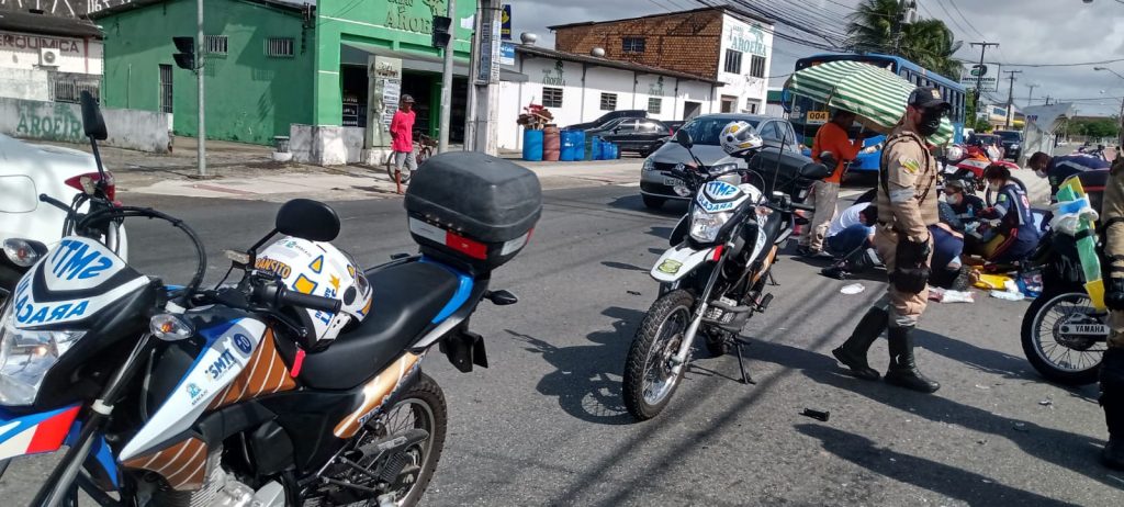 Motociclista fica gravemente ferido apos colidir com carro na Zona Sul de Aracaju