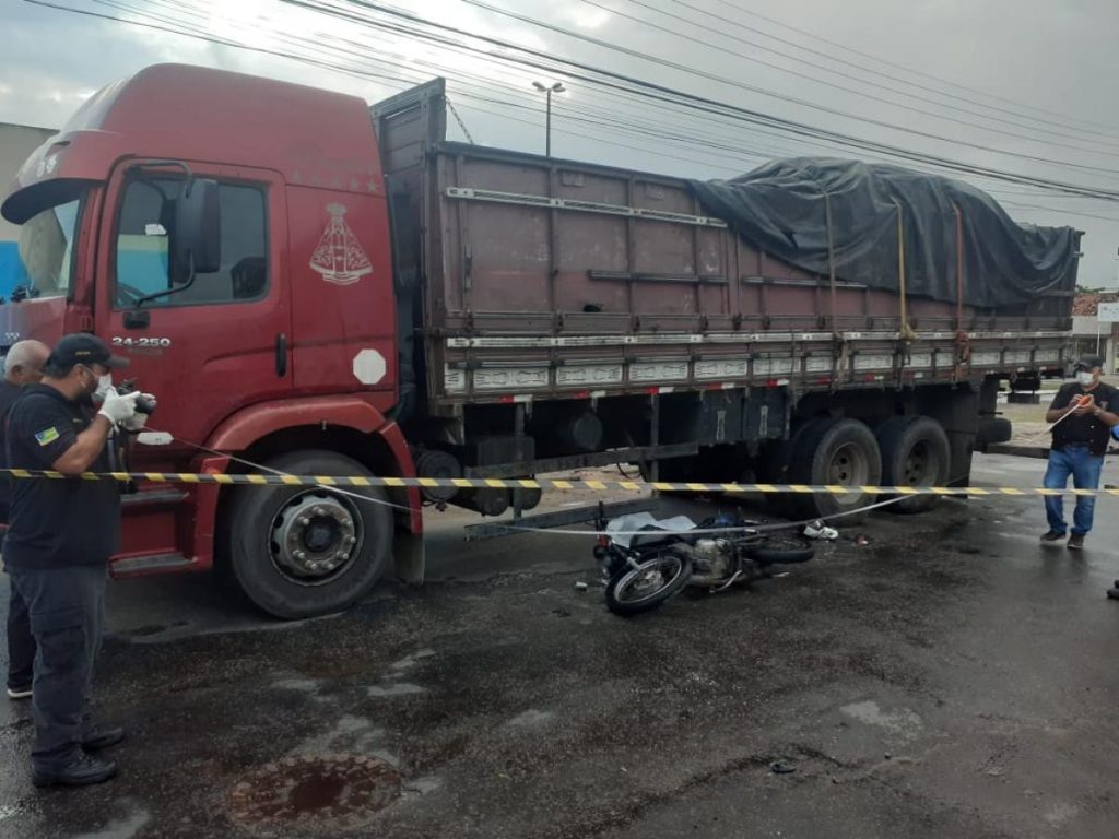 Motociclista perde controle e morre apos bater em caminhao no Santos Dumont