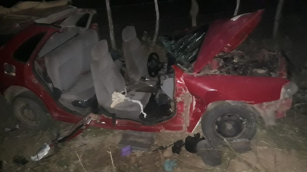 Motorista de carro fica preso a ferragens apos batida com caminhao em rodovia no interior Sergipe