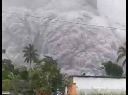 Nuvem de fumaca assusta moradores da Indonesia apos erupcao de vulcao veja