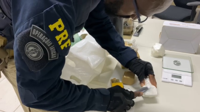 PRF apreende cocaina maconha e crack em carro de passeio no municipio de Socorro veja video