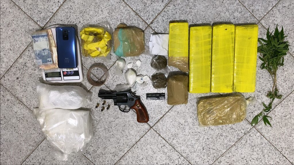 Policia fecha boca de fumo e prende suspeito de trafico de drogas e estupro de vulneravel em Umbauba