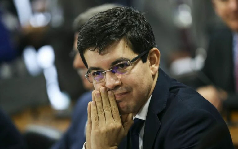 Randolfe Rodrigues revela festas na casa de Romario e bacalhau na casa de Omar para definir CPI