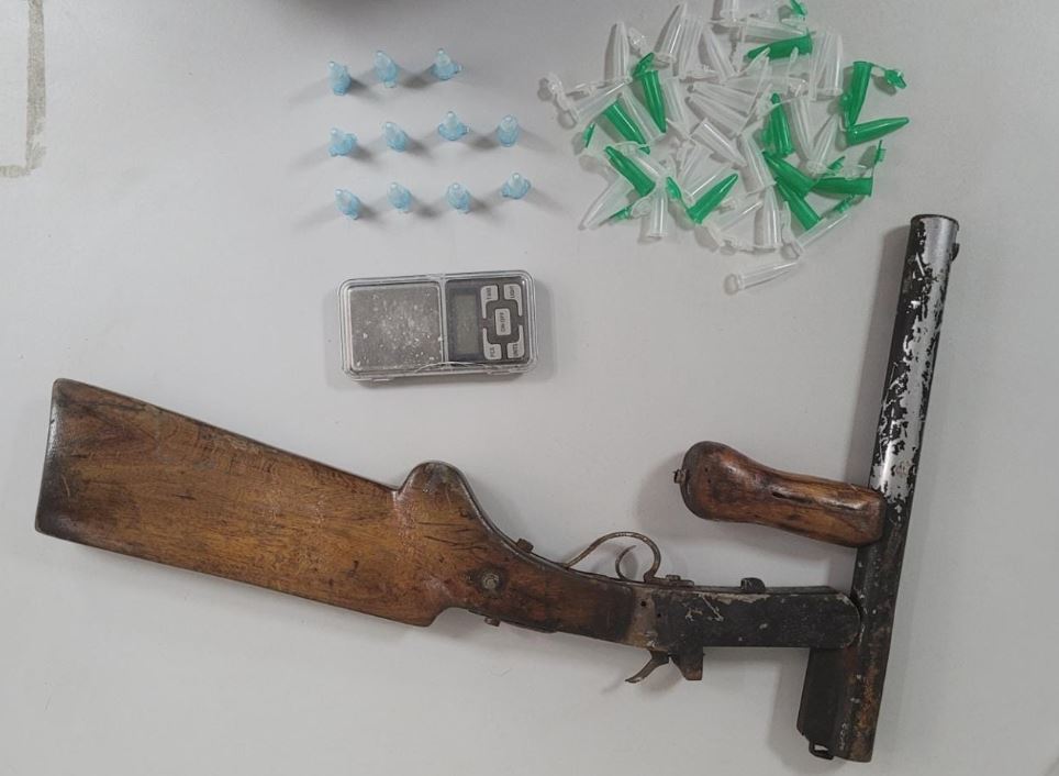 Suspeito de homicidio e preso por porte ilegal de arma e trafico de drogas em Itabaiana