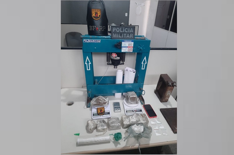 Suspeito e preso por trafico de drogas no bairro Santos Dumont