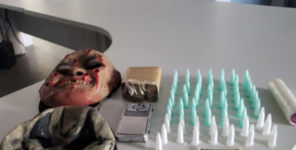 Suspeito que usava mascara de bruxo para realizar trafico de drogas e roubo e preso em Ribeiropolis