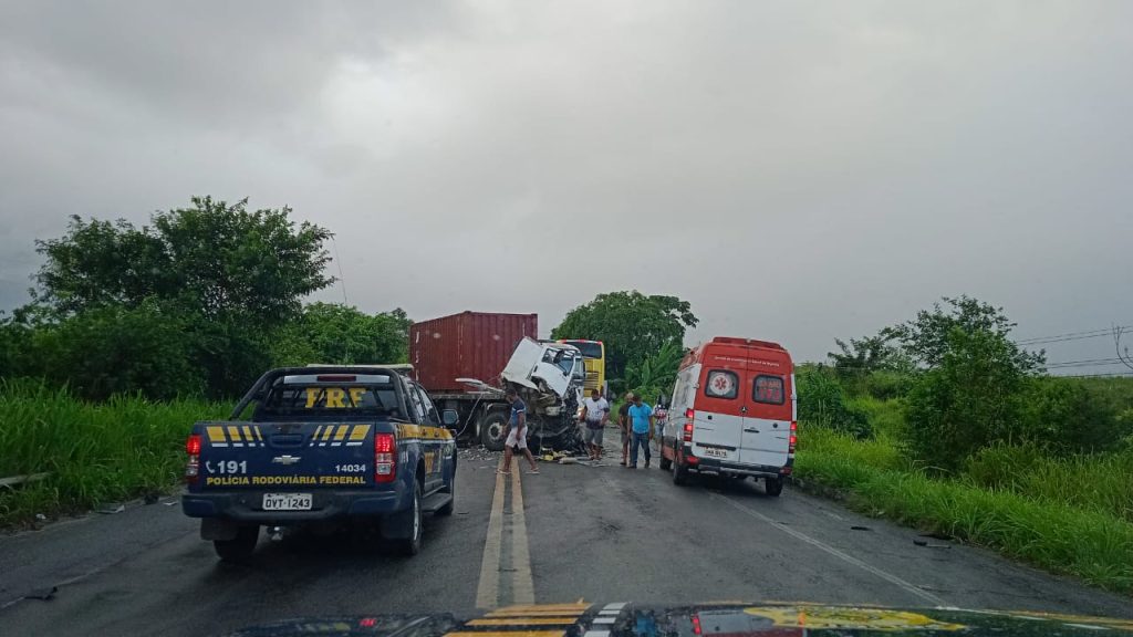 Acidente grave Duas pessoas morrem e sete ficam feridas em colisao entre onibus e carreta na BR 101