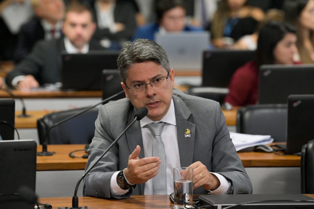 Alessandro pede esclarecimentos a Belivaldo sobre denuncias de falta de pagamentos no Hospital Amparo de Mari