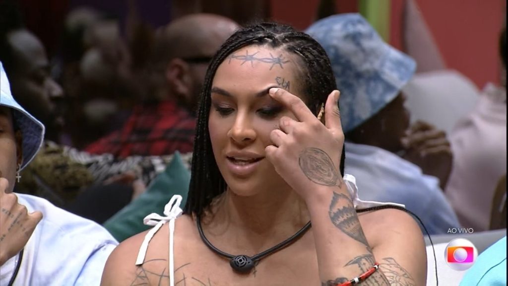 BBB22 Tadeu Schimdt da bronca ao vivo e pede para Linn explicar como devem se dirigir a ela
