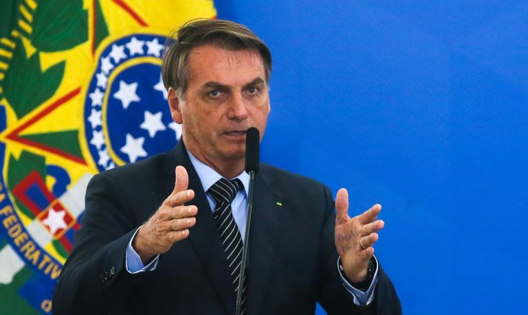 Bolsonaro critica decisão de governadores sobre fim de congelamento de ICMS sobre combustíveis
