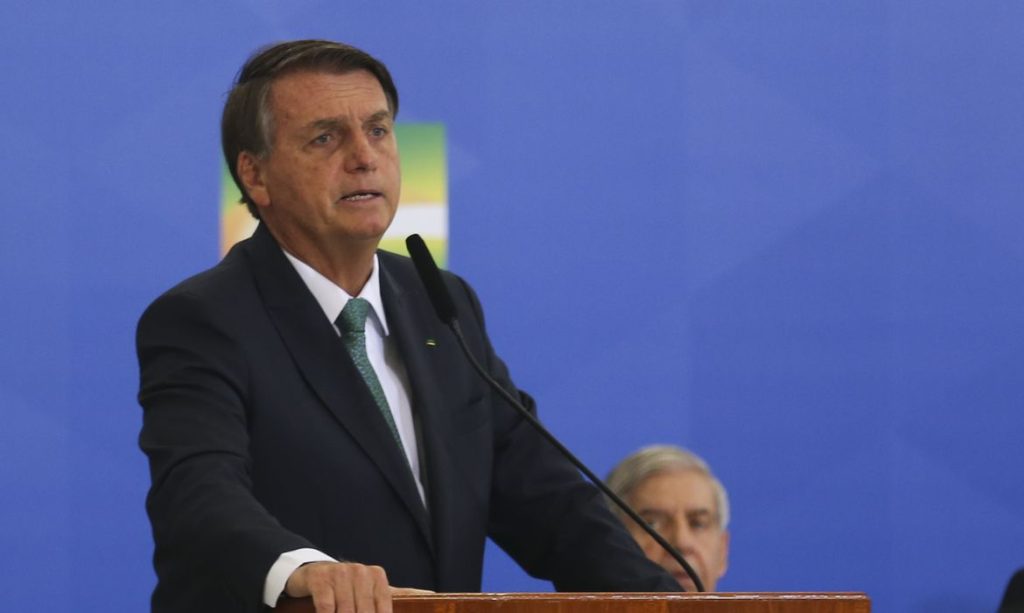 Bolsonaro anula decretos de governos anteriores que revogavam luto oficial