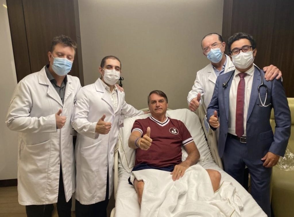 Bolsonaro anuncia alta hospitalar apos dois dias internado em Sao Paulo