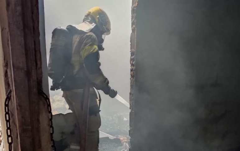 Bombeiros controlam incendio em residencia do bairro Santa Maria em Aracaju