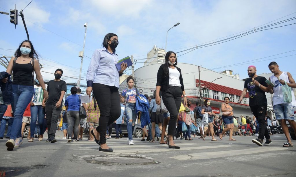 Brasil registra 741 mil novos casos de covid 19 e 121 mortes